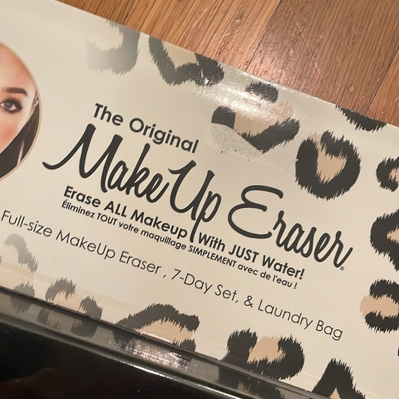 The Original Makeup Eraser Cloths & Laundry Bag - Picture 2 of 10